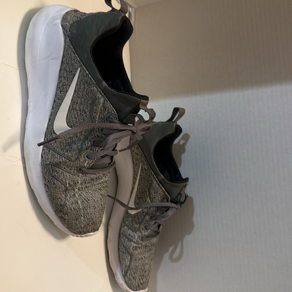 Women’s Nike Shoes!! - Picture 2 of 6